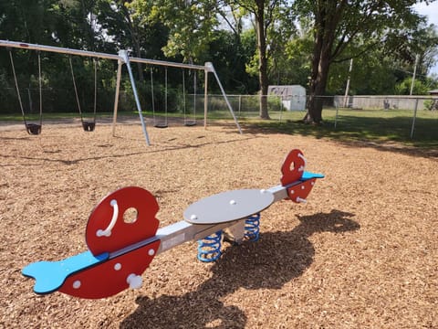 Cozy Neutral Farmhouse, Coffee provided, Relaxation optional House in Norton Shores