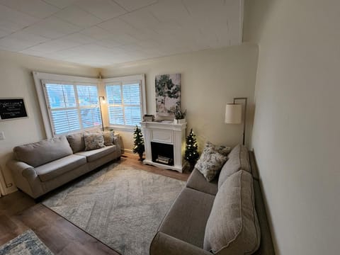 Cozy Neutral Farmhouse, Coffee provided, Relaxation optional House in Norton Shores