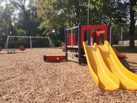 Cozy Neutral Farmhouse, Coffee provided, Relaxation optional House in Norton Shores