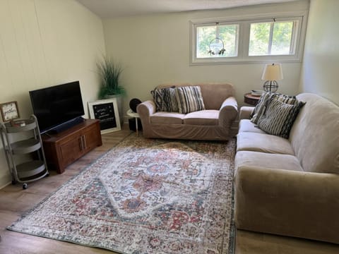 Cozy Neutral Farmhouse, Coffee provided, Relaxation optional House in Norton Shores