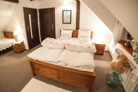 Bed, Photo of the whole room, Seating area, Bedroom