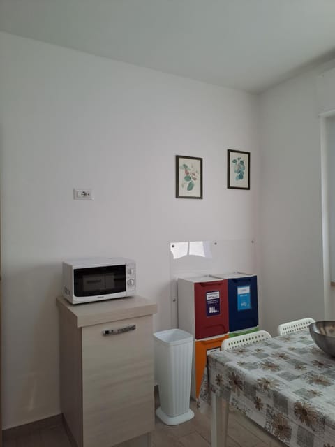 Kitchen or kitchenette, minibar, kitchen