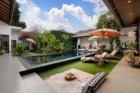Garden view, Pool view, Swimming pool, sunbed