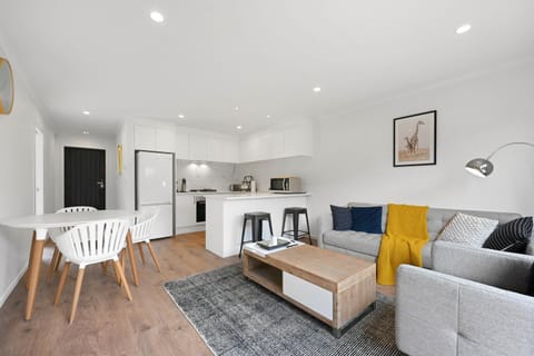 New towhouse walk to the hospital & CBD & the Lake House in Hamilton