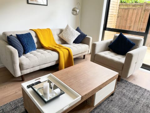 New towhouse walk to the hospital & CBD & the Lake House in Hamilton