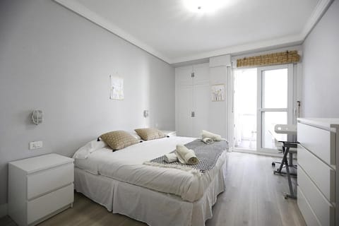 Bed, Photo of the whole room, Bedroom, towels