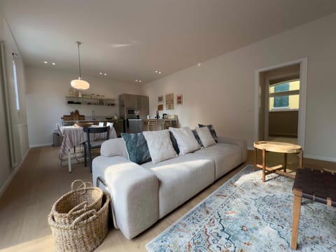 Kitchen or kitchenette, Living room, Seating area, Dining area, pet friendly