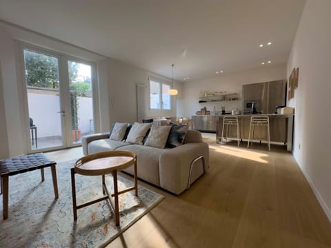 Kitchen or kitchenette, Living room, Seating area, pet friendly