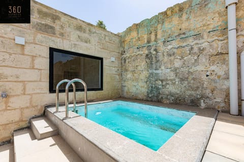 Day, Natural landscape, Hot Tub, Pool view, Swimming pool, sunbed