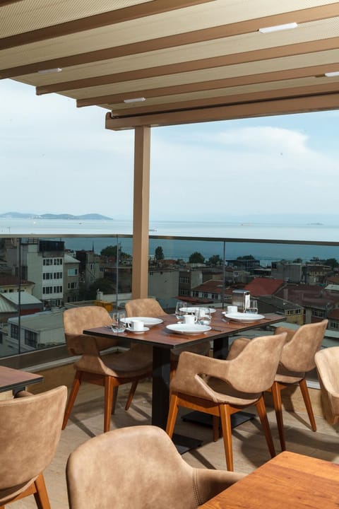Patio, Restaurant/places to eat, Day, Natural landscape, View (from property/room), Balcony/Terrace, Living room, Banquet/Function facilities, Seating area, Dining area, Sea view