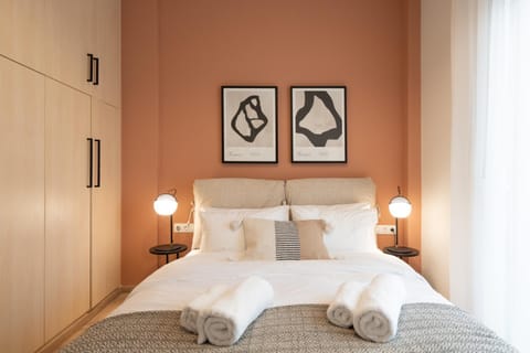 Bed, Photo of the whole room, Bedroom, towels