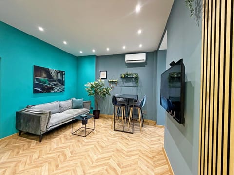 Communal lounge/ TV room, TV and multimedia, Living room, Seating area, Evening entertainment, air conditioner