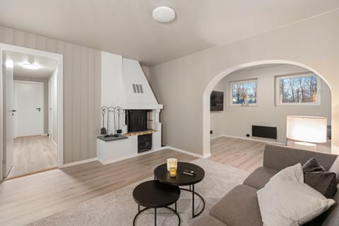 TV and multimedia, Living room, Seating area, Dining area