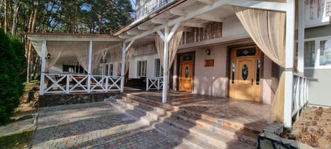 Property building, Patio, Facade/entrance, Balcony/Terrace