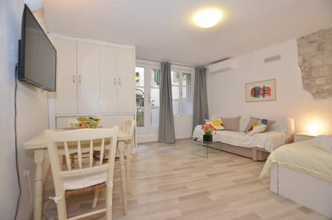 Bed, TV and multimedia, Photo of the whole room, Dining area