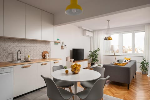TV and multimedia, Kitchen or kitchenette, Living room, Seating area, Dining area, dishwasher, pet friendly, stove