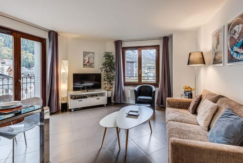 Communal lounge/ TV room, TV and multimedia, Living room, Seating area, Evening entertainment