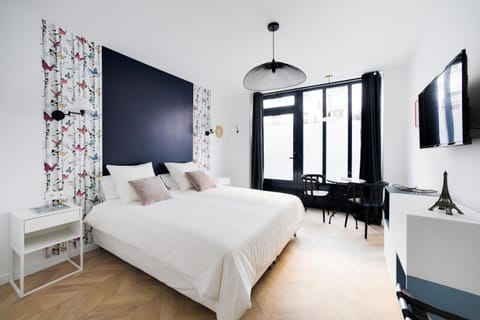 Bed, Living room
