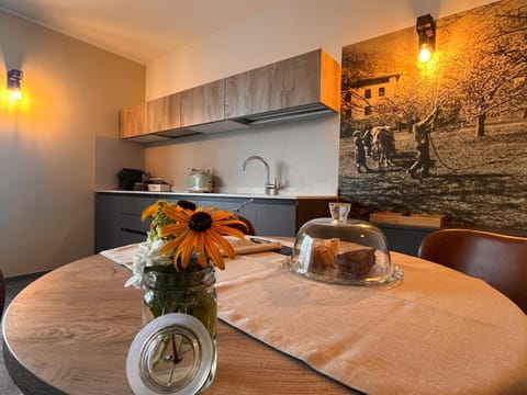 Kitchen or kitchenette, Seating area