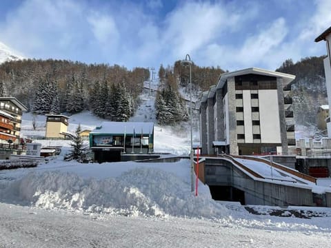 Property building, Day, Natural landscape, Winter, Mountain view