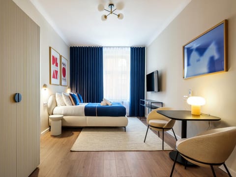 Bed, TV and multimedia, Photo of the whole room, Seating area, Evening entertainment, Bedroom