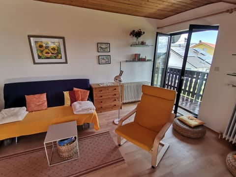 View (from property/room), Balcony/Terrace, Living room, Seating area, hair dresser