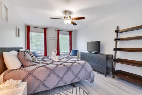 Bed, TV and multimedia, Photo of the whole room, Bedroom, cot, fireplace