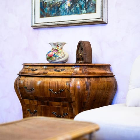 Photo of the whole room, Decorative detail, hair dresser