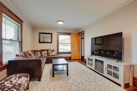 Spacious Home in Ramsay 9 Smart TVs and Pool Table! House in Wisconsin