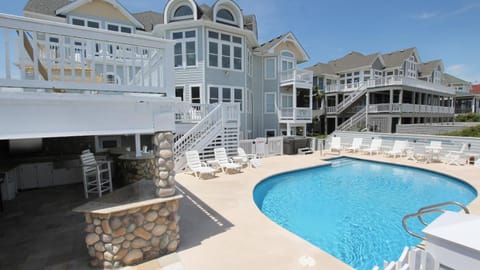 OCEANFRONT, 9 BRs, Private Pool, Theater Rm, Rec Rm, Ocean Views, PI134, Heavenly Dayz House in Corolla