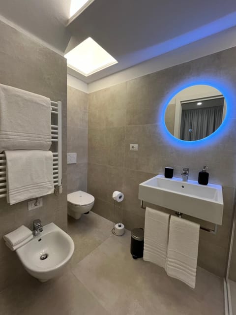 Shower, Toilet, Bathroom, bidet, towels