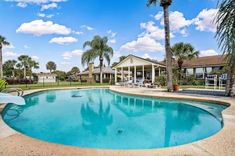 Peaceful Island Retreat - Heated Pool - Gym - Private Dock House in Jacksonville