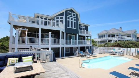 OCEANFRONT, 11 BRs, Pool, ELEV, Pool table, Theater Rm, Close to Beach Access, PI21, Family Tides House in Corolla