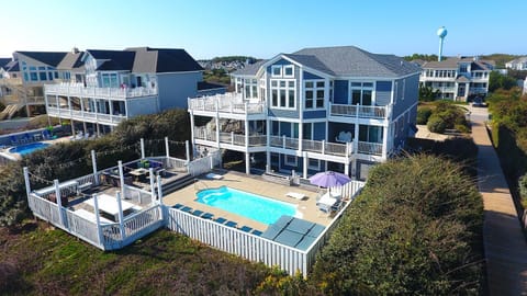 OCEANFRONT, 11 BRs, Pool, ELEV, Pool table, Theater Rm, Close to Beach Access, PI21, Family Tides House in Corolla