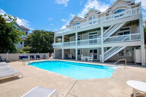 Oceanside, 8 BRs, Private Pool, Hot Tub, Close to Beach Access, PI62, Jewel of the Isle House in Corolla