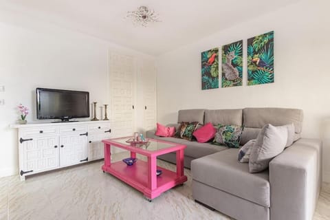 Communal lounge/ TV room, TV and multimedia, Living room, Seating area