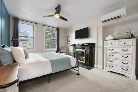 HostWise Stays - Great Balcony Views, Patio, Minutes to Stadiums House in Pittsburgh