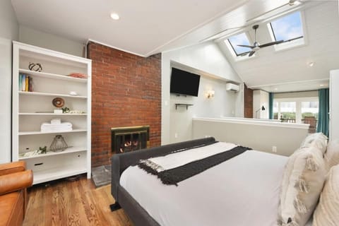 HostWise Stays - Great Balcony Views, Patio, Minutes to Stadiums House in Pittsburgh