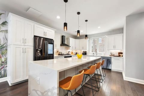 HostWise Stays - The Charlotte - Rooftop patio, Garage Parking, Prime Location, Large 3 Story Home House in Pittsburgh