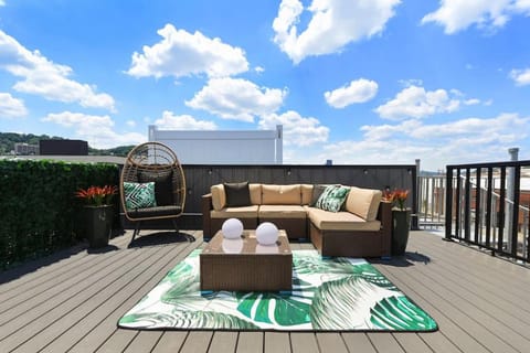 HostWise Stays - The Charlotte - Rooftop patio, Garage Parking, Prime Location, Large 3 Story Home House in Pittsburgh
