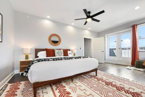 HostWise Stays - The Charlotte - Rooftop patio, Garage Parking, Prime Location, Large 3 Story Home House in Pittsburgh