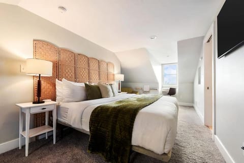 HostWise Stays - The Alpine - Family Friendly, Great Area, 3BR Home House in Pittsburgh