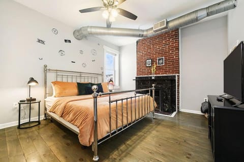 HostWise Stays - Triplex, Great for Groups, 3 Separate Apts, Free Parking House in Pittsburgh