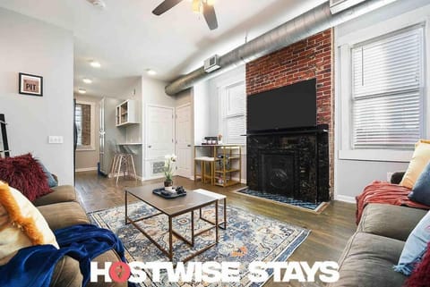 HostWise Stays - Triplex, Great for Groups, 3 Separate Apts, Free Parking House in Pittsburgh