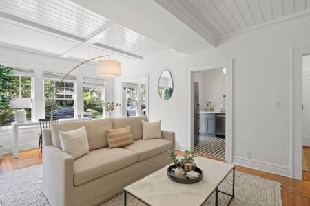 Kitchen or kitchenette, Living room, Seating area