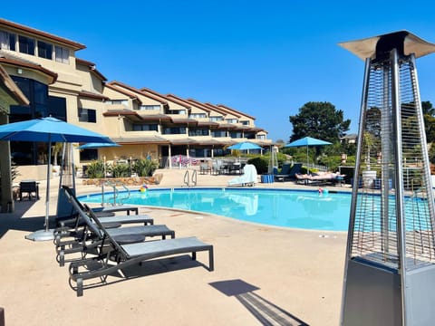 Property building, Day, Pool view, Swimming pool, sunbed