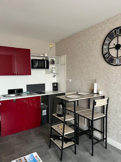 Joli studio avec parking privé, bien situé Apartment in Moulins