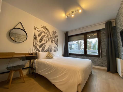 Bed, TV and multimedia, Photo of the whole room, Bedroom