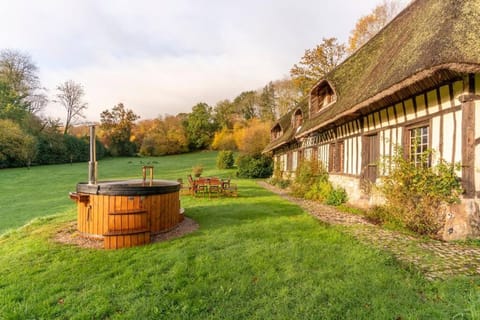 Property building, Garden, Hot Tub, Garden view