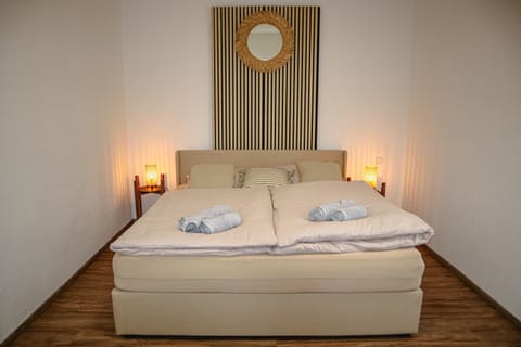 Bed, Photo of the whole room, Bedroom, towels